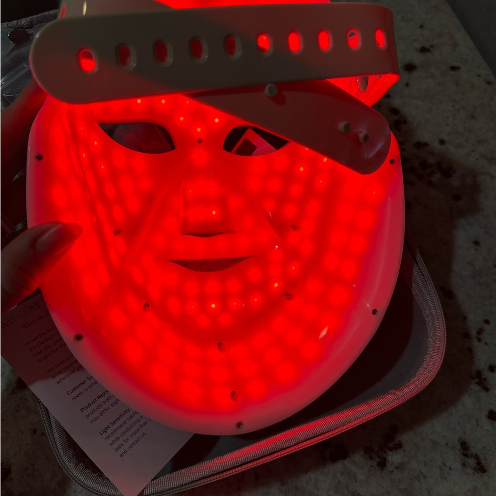 Cleolight™ Mask - Advanced LED Face & Neck Mask - Picture 4 of 4
